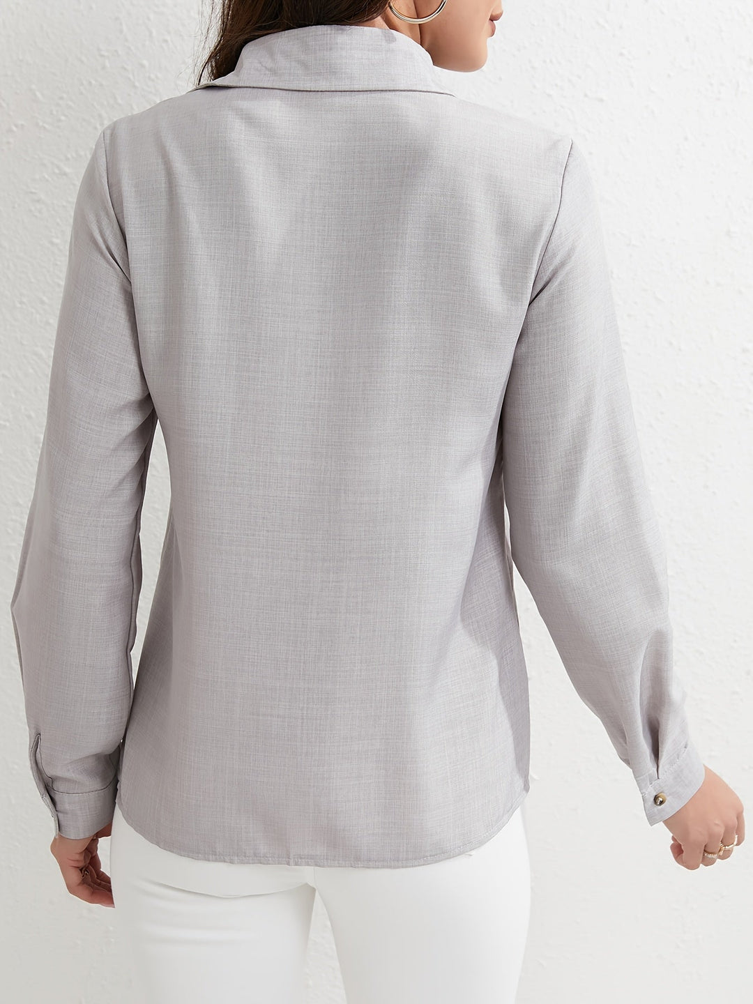 Stilla | Elegant Linned Dames Bluse, Lange Ærmer, Knaplukning, Kontrast Krave