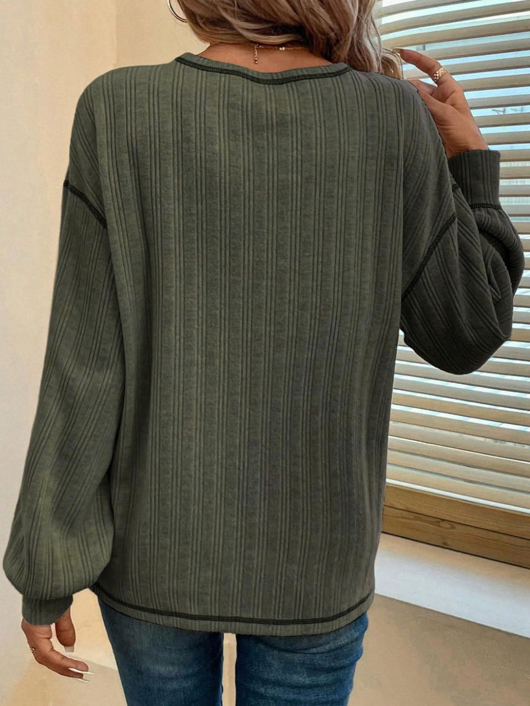 Stilla | T-shirt med rund halsudskæring og lange ærmer med kontrastsy.