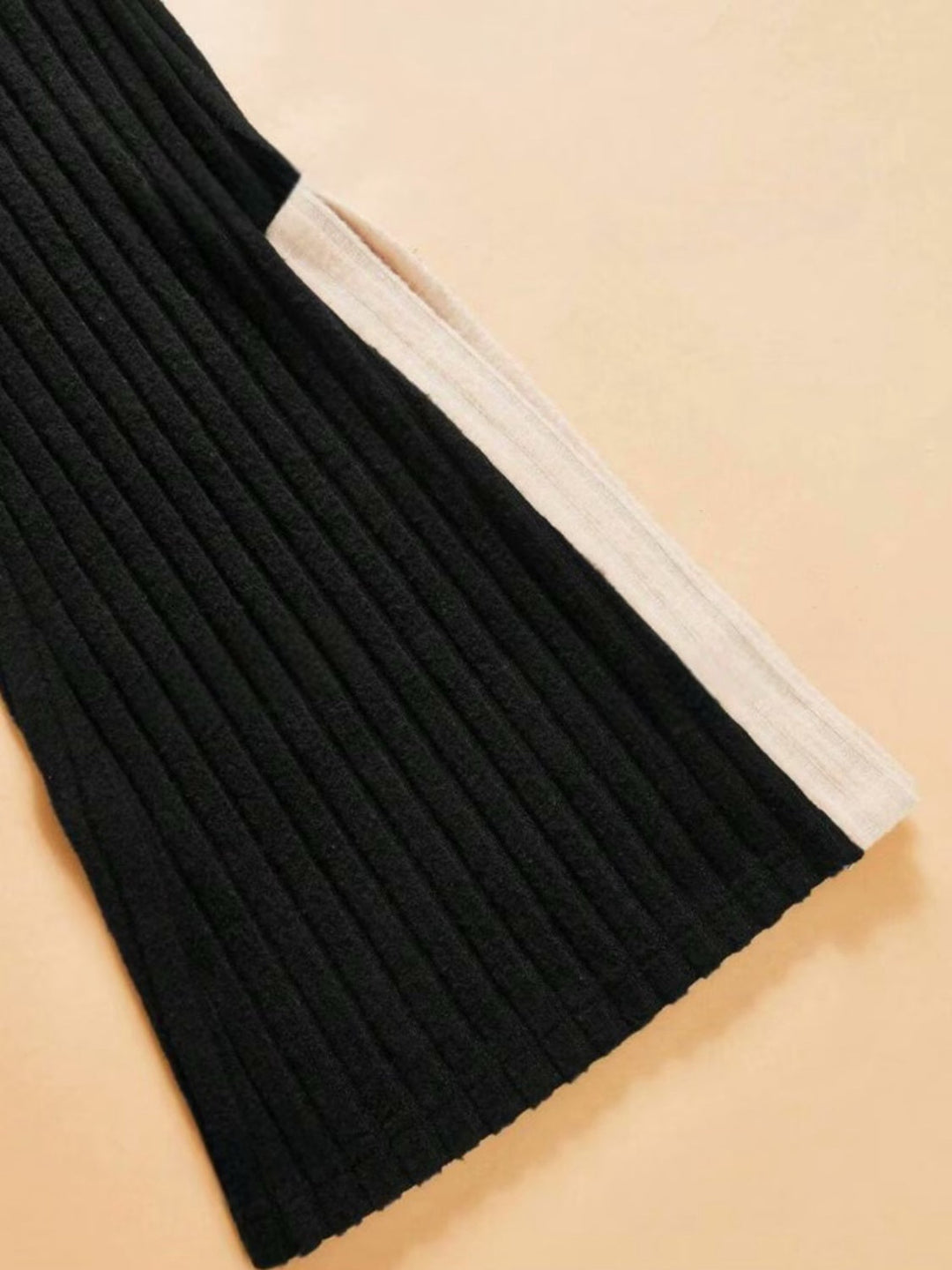 Stilla | Langærmet top og kontrastfarvet bootcut bukser med rund halsudskæring
