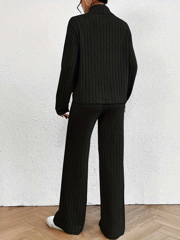 Stilla | Komfortabel Dameoutfit Bestående Af En Turtleneck Top Og Et Bredbensbukser