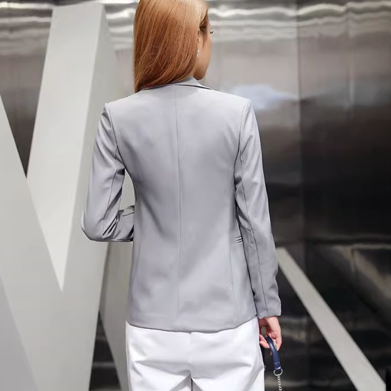 Stilla | Elegant Dame Blazer Med Knaplukning Ned Til Anklen