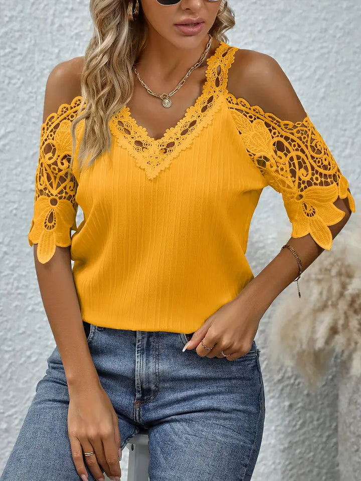 Stilla | Bluse Med Bare Skuldre, V-Hals Og Blonde Detaljer, Med Korte Ærmer, Elegant