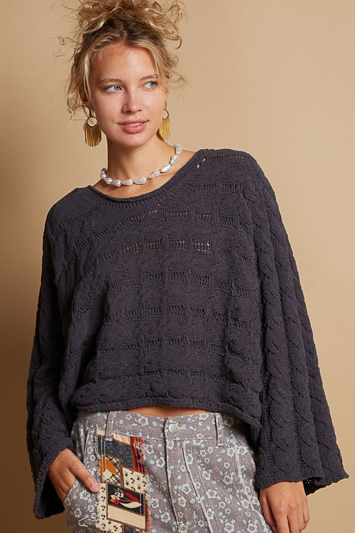 Stilla | Kort Sweater Med Rund Halsudskæring og Drejet Strik