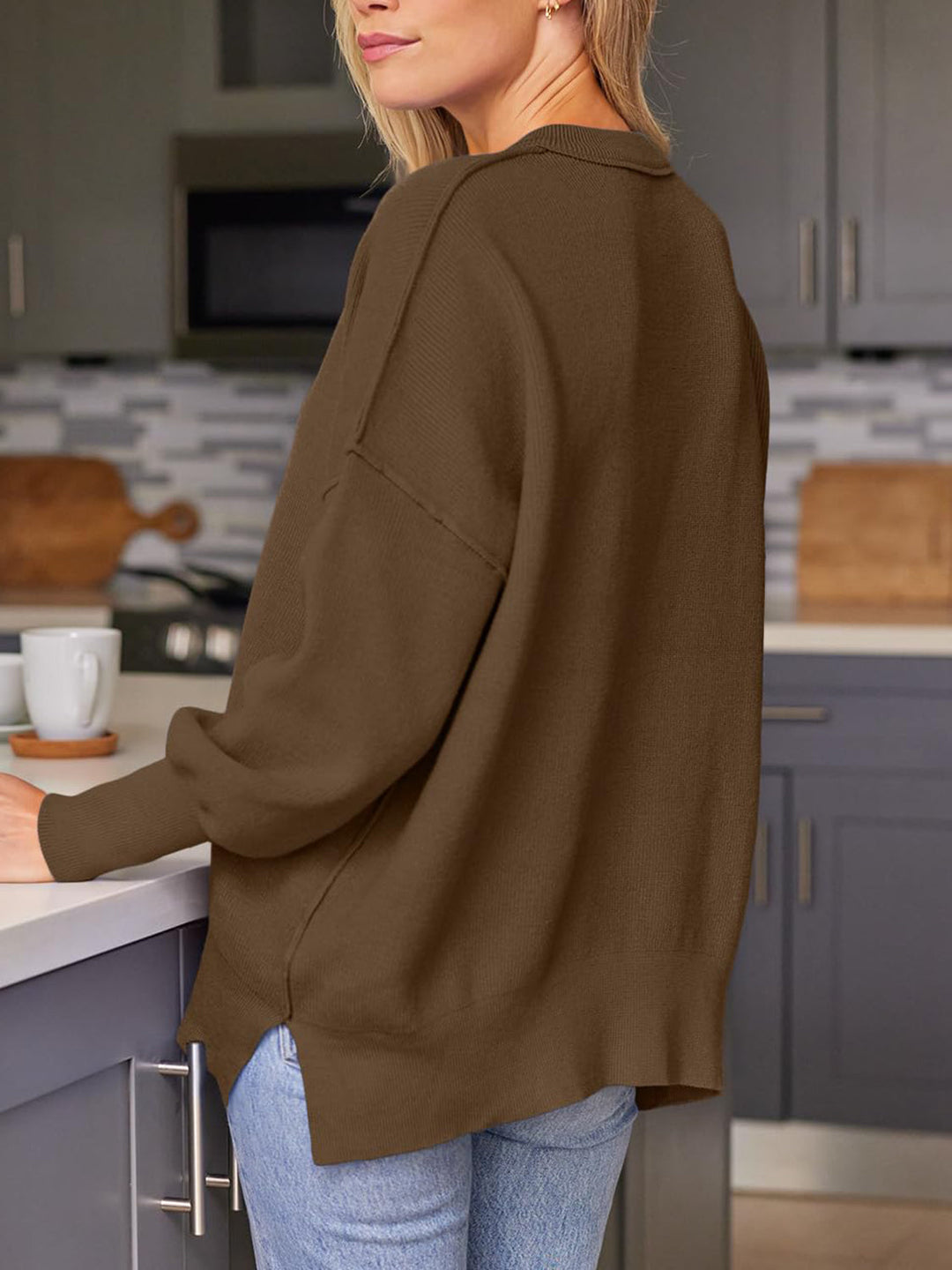 Stilla | Rundhals Pullover med Slids og Faldende Skuldre