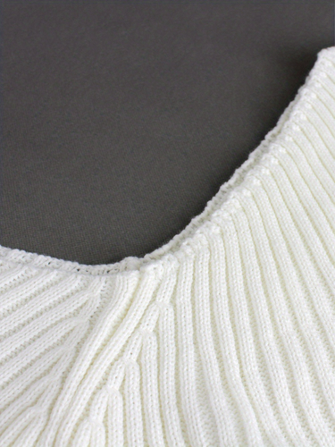 Stilla | Pullover i ribstrik med asymmetrisk udskæring