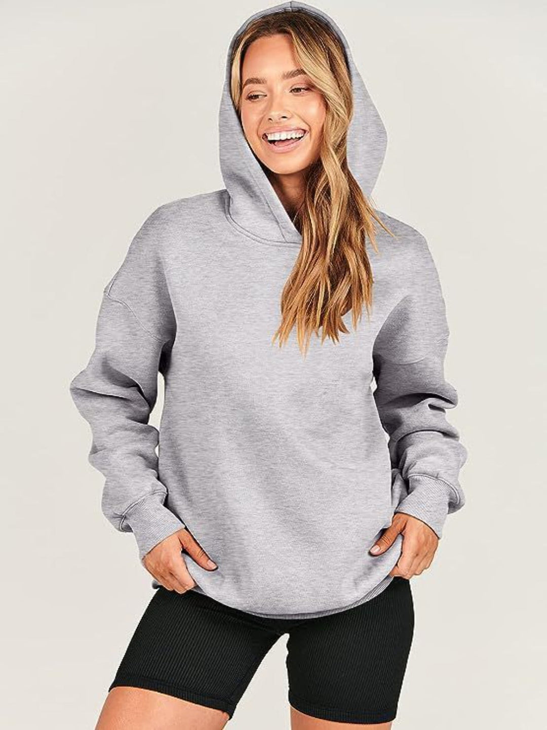 Stilla | Hoodie med lange ærmer og faldende skuldre