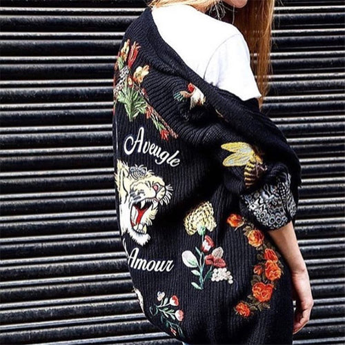 Kvinders cardigan med blomsterdesign og detaljer i høj kvalitet med knapper Stilla