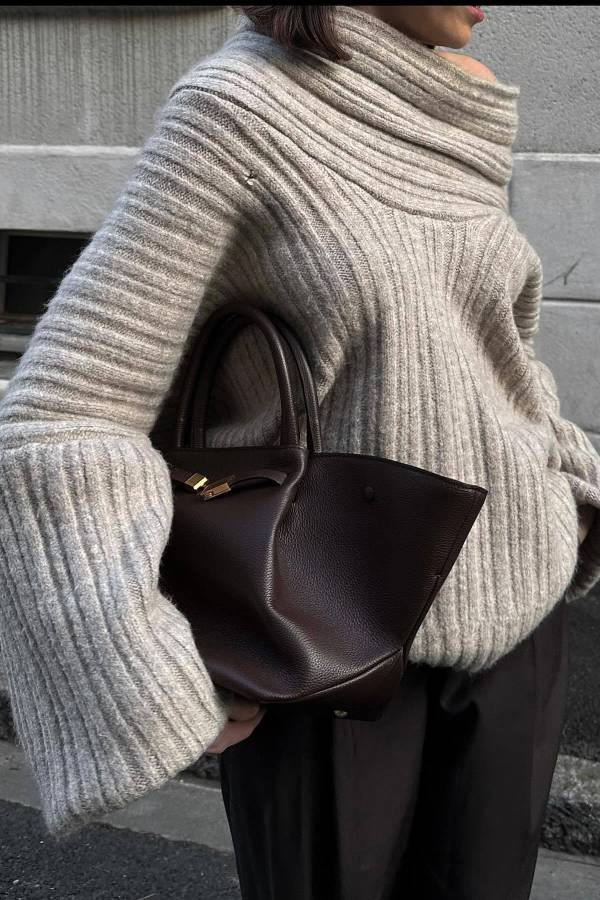 Stilla | Modetrend, Løs Strikpullover Med Uregelmæssig Krave