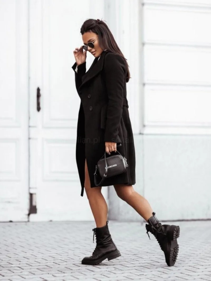 Stilla | Slim Fit Trenchcoat Med Dobbelt Knapliste Til Damer Med Elegante Detaljer
