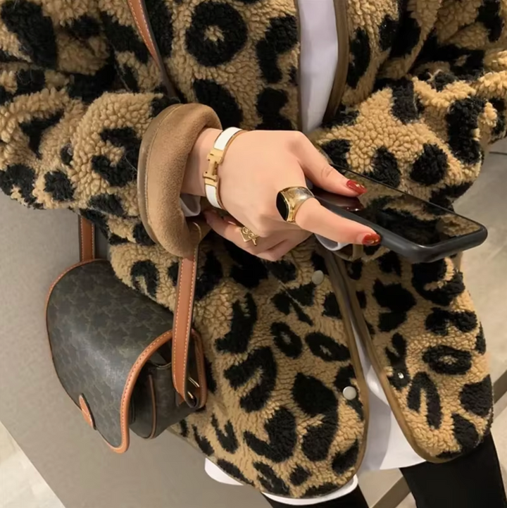 Stilla | Stilfuld fleecejakke med leopardmønster