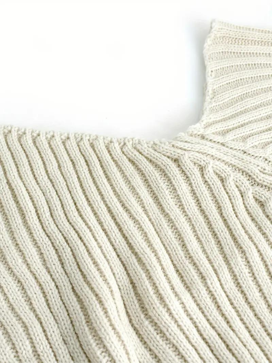 Stilla | Pullover i ribstrik med asymmetrisk udskæring