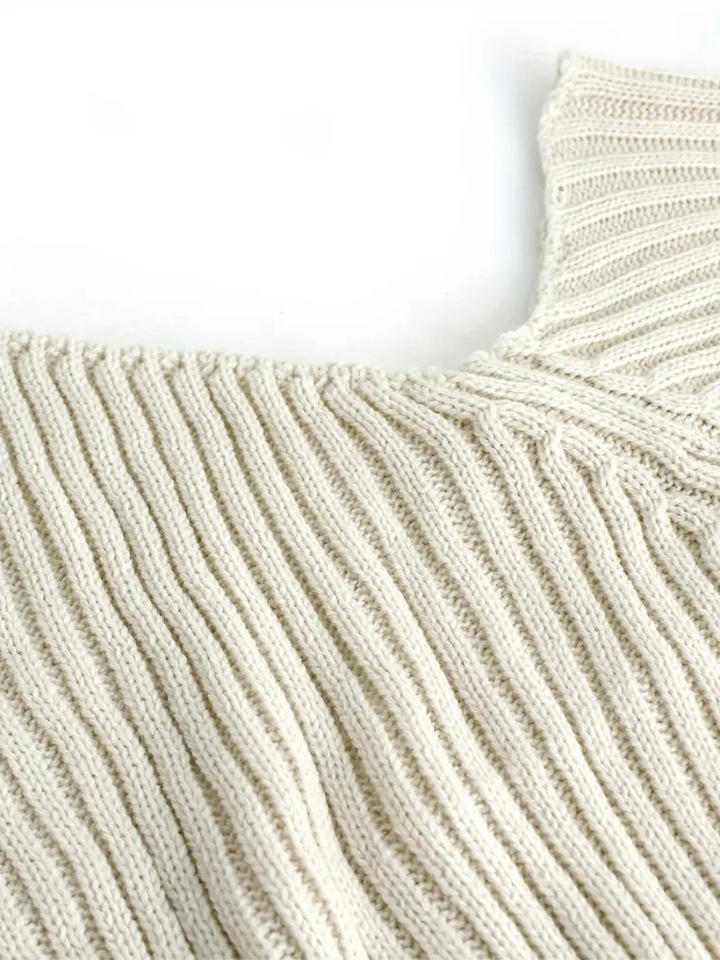 Stilla | Pullover i ribstrik med asymmetrisk udskæring