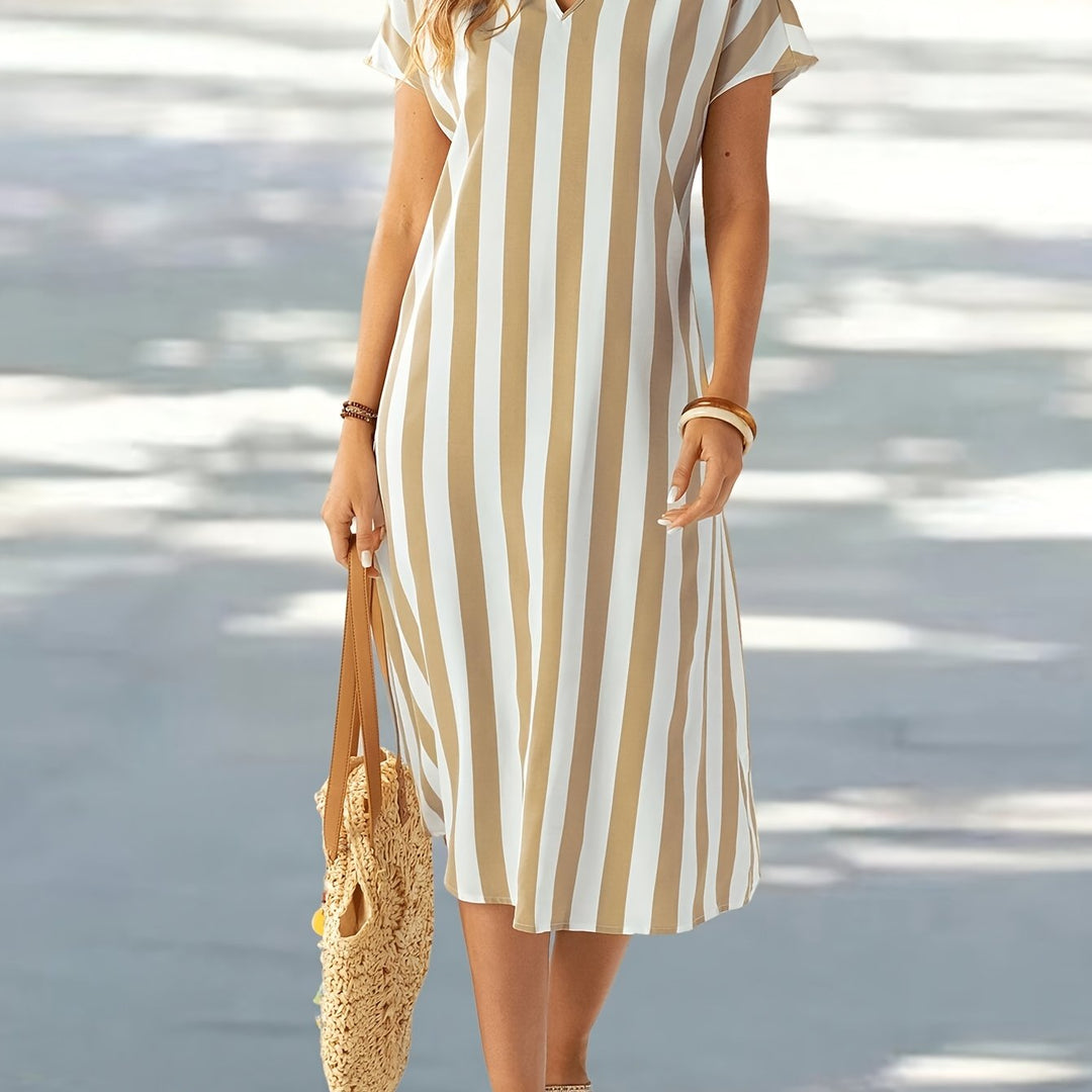 Stilla | Elegant Midi Kjole Med Striber Og V-Udskæring Beige Og Hvid
