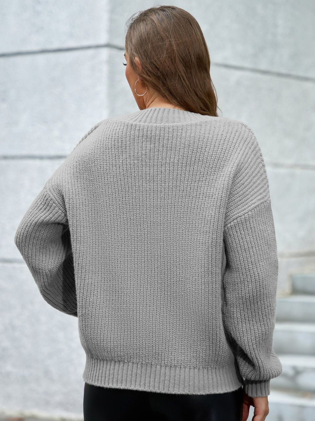 Stilla | Pullover med lange ærmer, V-udskæring og faldende skuldre