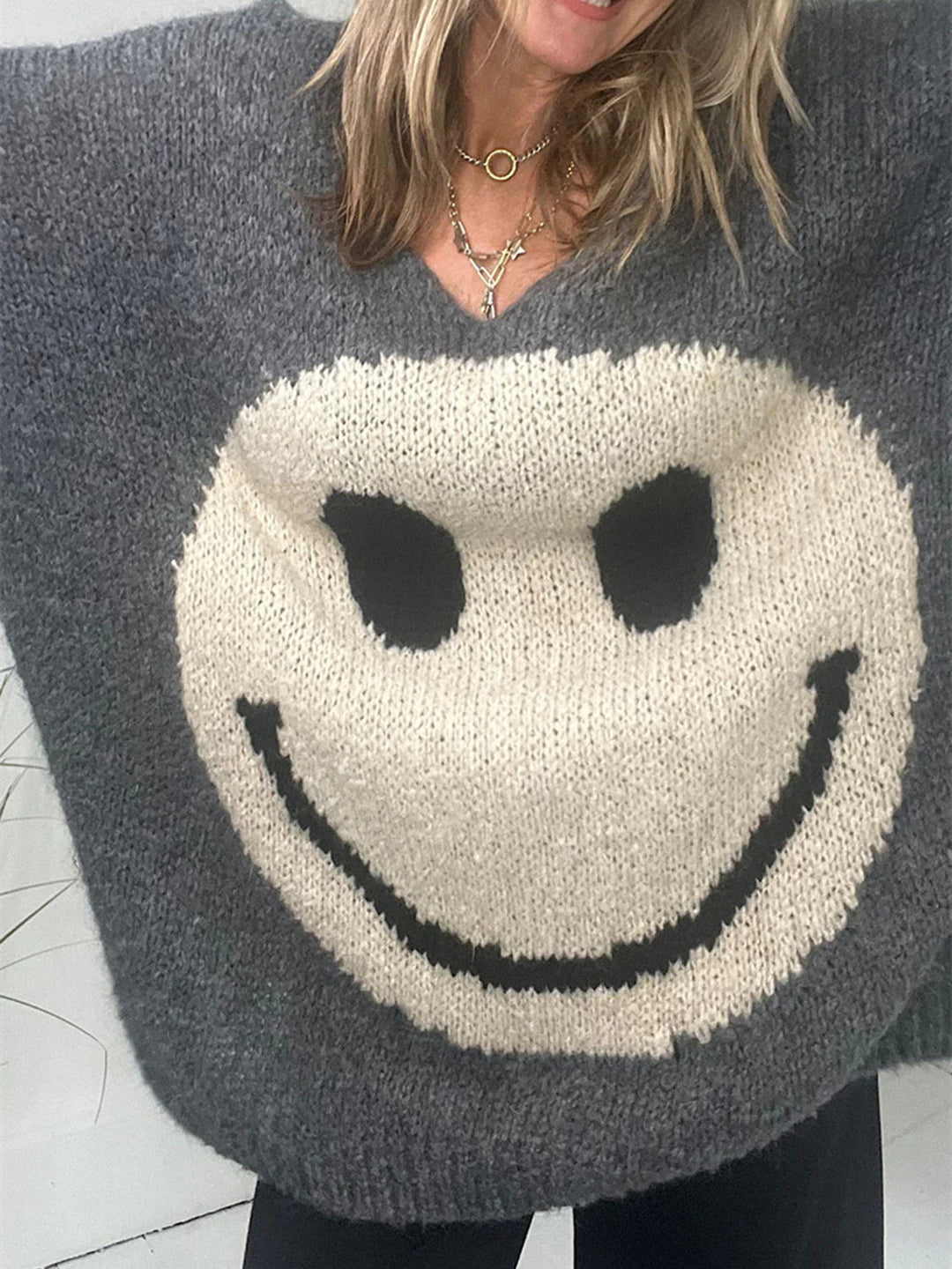 Stilla | Pullover med lange ærmer med et smilende ansigt og V-udskæring