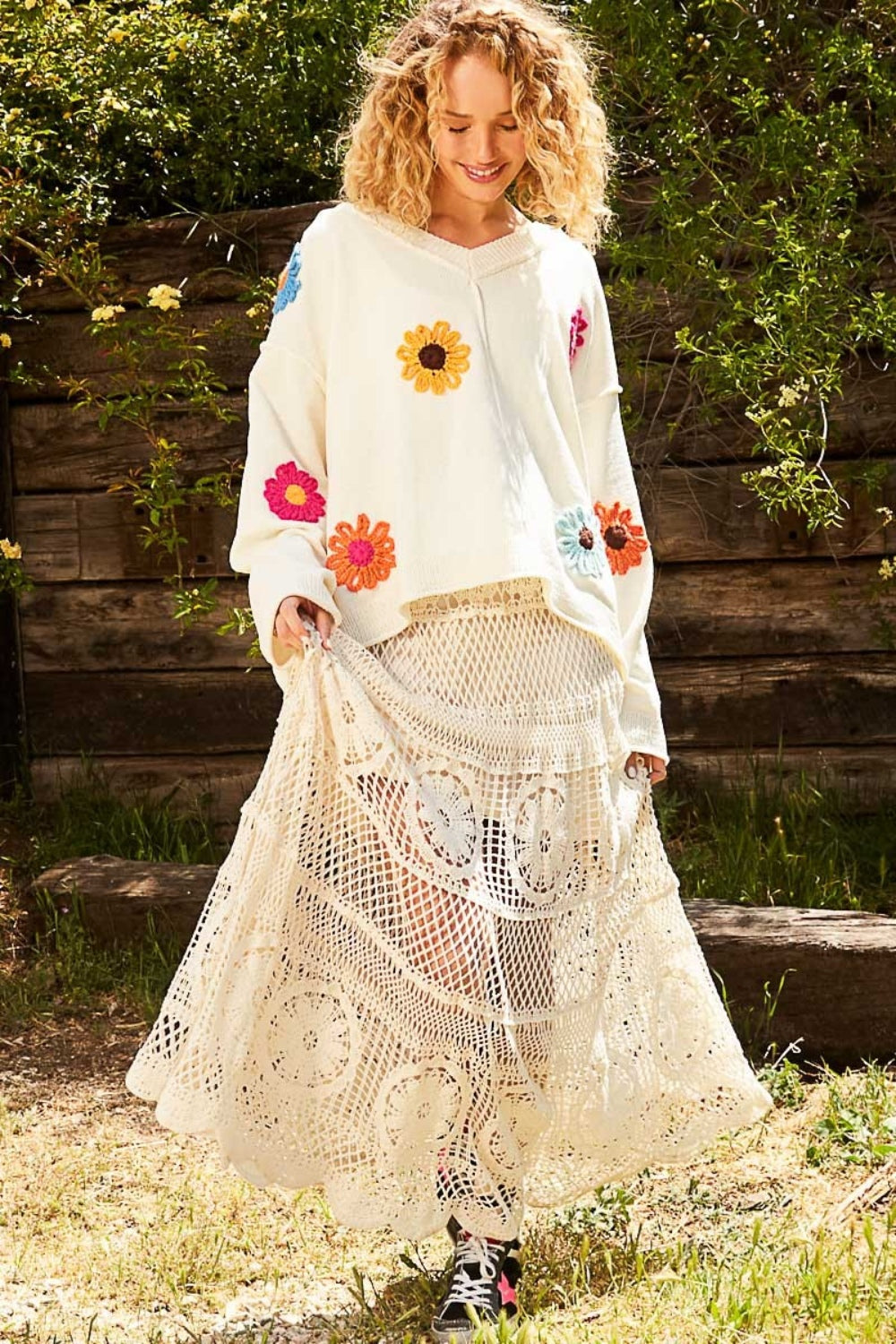 Stilla | Pullover med V-udskæring og lange ærmer med blomsterpatches