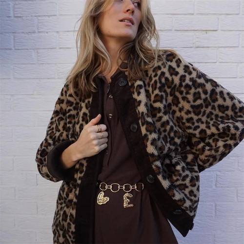 Stilla | Behagelig og elegant leopard-fleecejakke til damer.