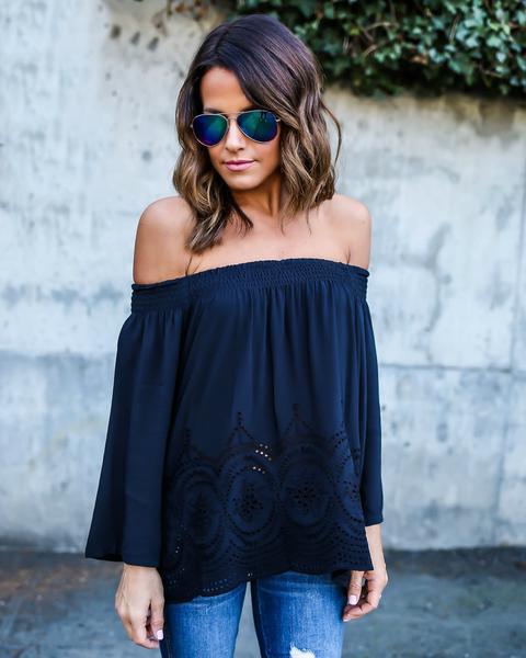 Kvinders Off-Shoulder Bluse med Voluminøse Ærmer og Delikat Hæklemønster Stilla