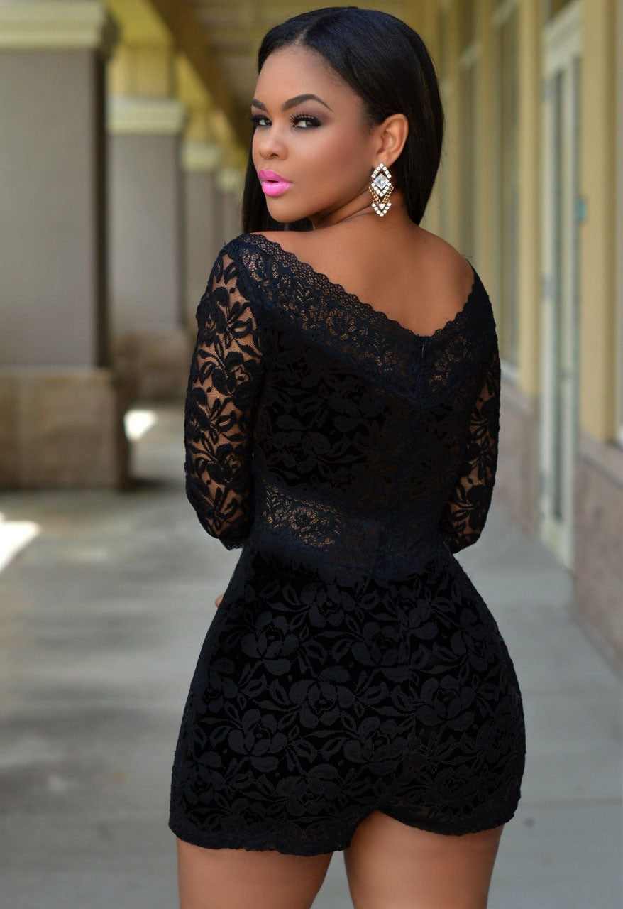 Dame blonde playsuit med off-shoulder design og elegante skådele.