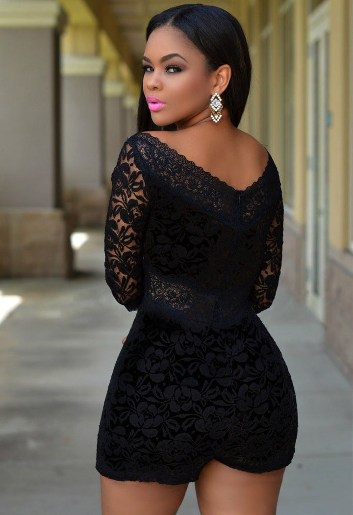 Dame blonde playsuit med off-shoulder design og elegante skådele.