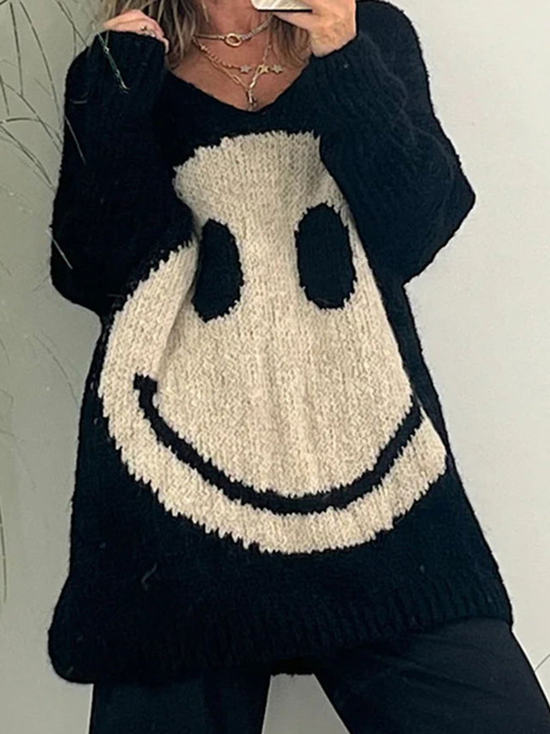 Stilla | Pullover med lange ærmer med et smilende ansigt og V-udskæring