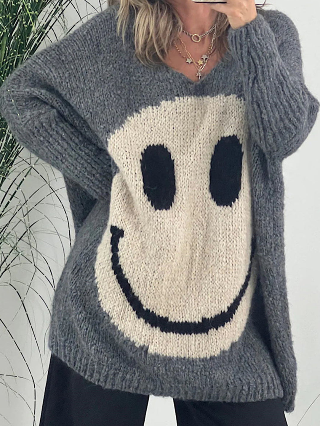 Stilla | Pullover med lange ærmer med et smilende ansigt og V-udskæring
