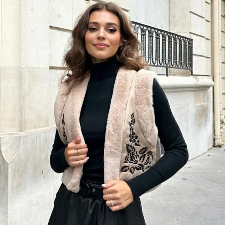 Stilla | Raffineret Gilet Af Kunstpels Med Sort Broderi Til Kvinder