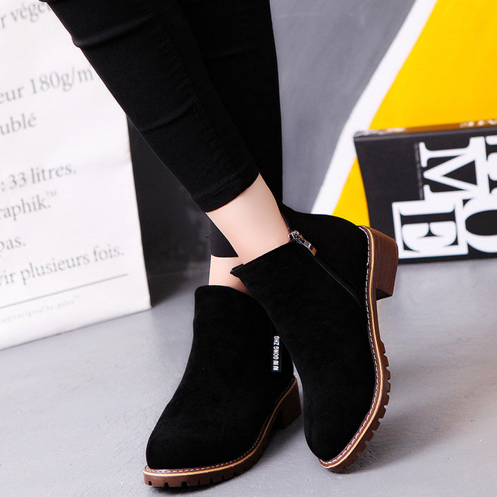 Dame elegante Ankle Boots med moderigtigt velourleder og robust profil Stilla