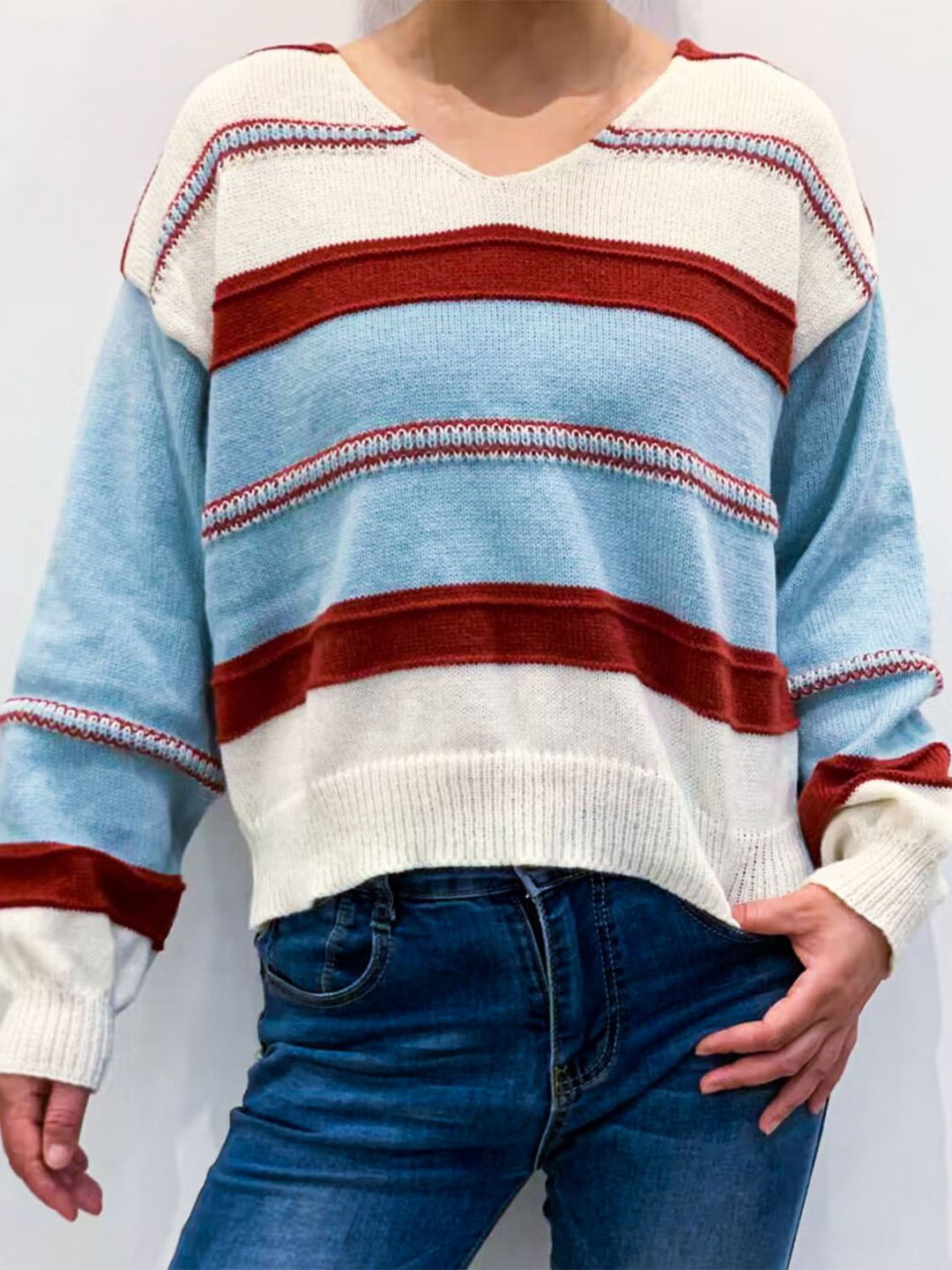 Stilla | Pullover med V-hals i kontrastfarve og faldende skuldre