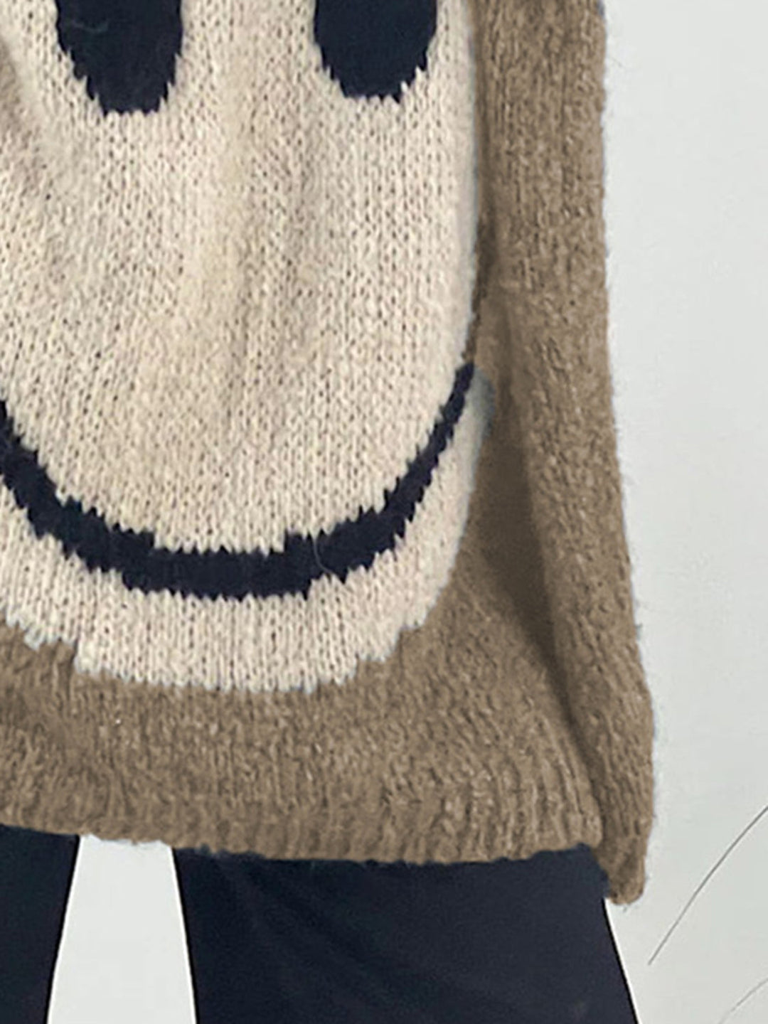Stilla | Pullover med lange ærmer med et smilende ansigt og V-udskæring