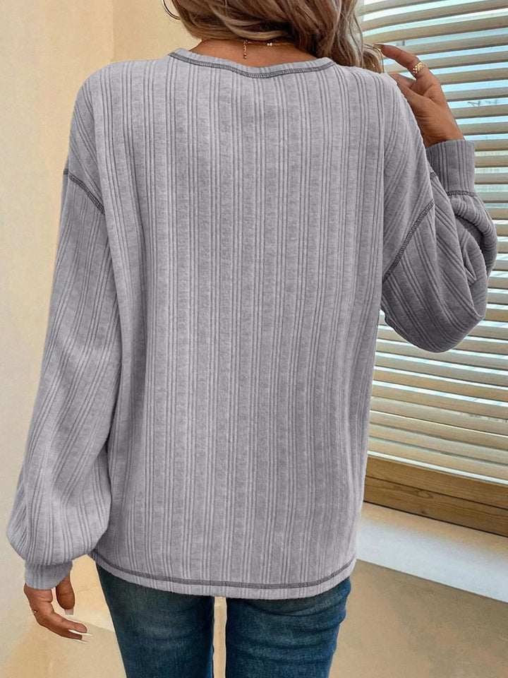 Stilla | T-shirt med rund halsudskæring og lange ærmer med kontrastsy.