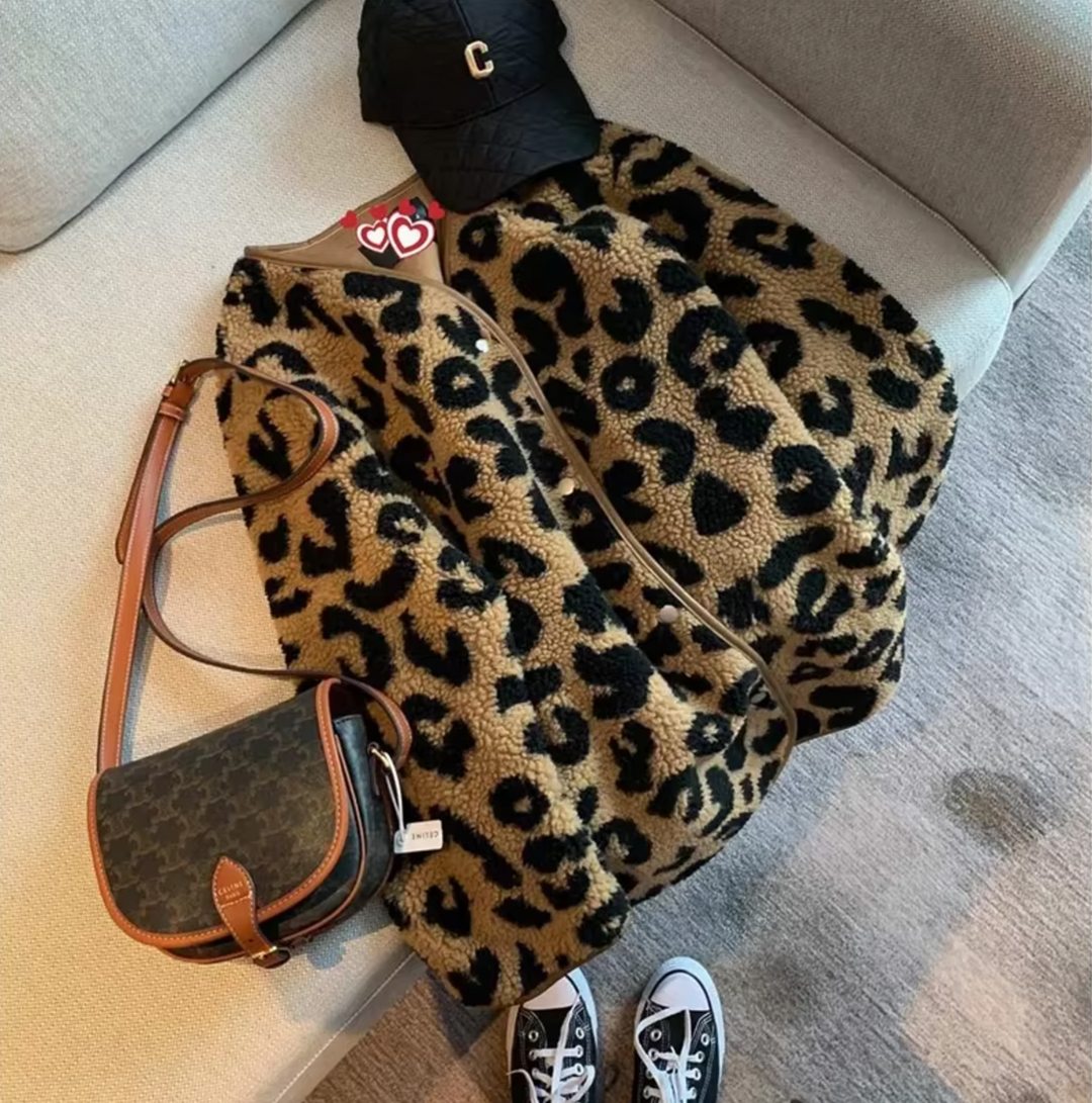 Stilla | Stilfuld fleecejakke med leopardmønster