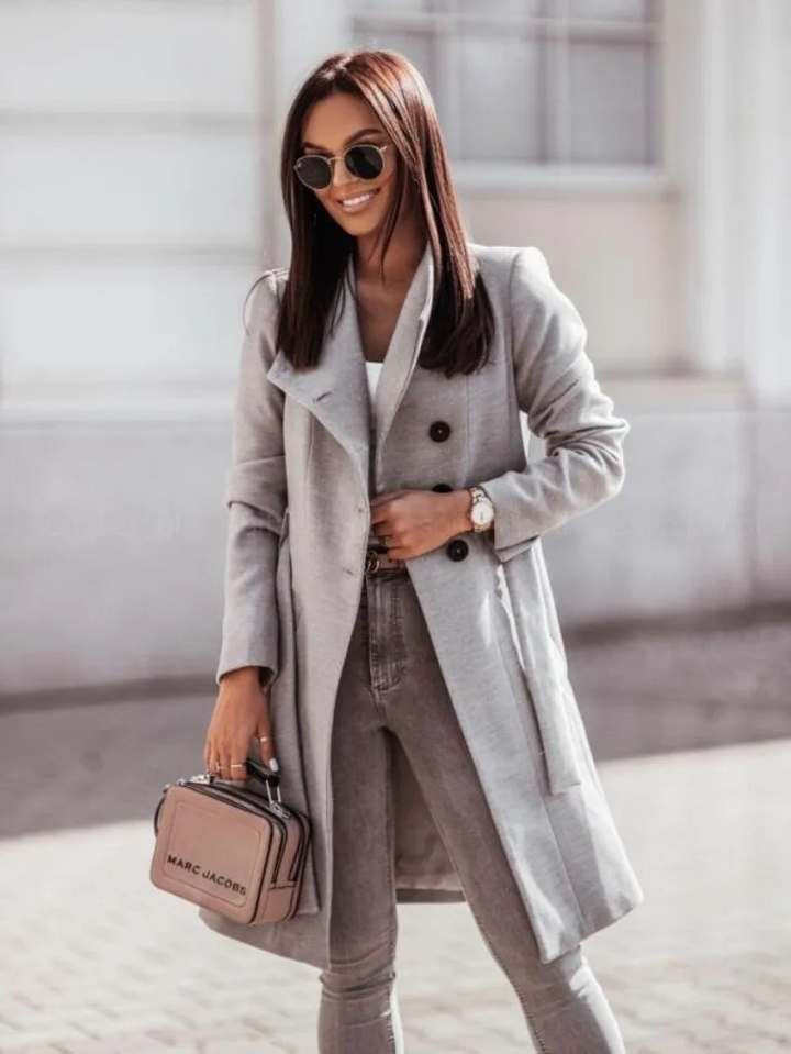Stilla | Slim Fit Trenchcoat Med Dobbelt Knapliste Til Damer Med Elegante Detaljer