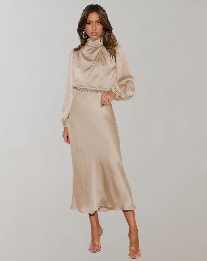 Stilla | Elegant satin kjole med lange ærmer