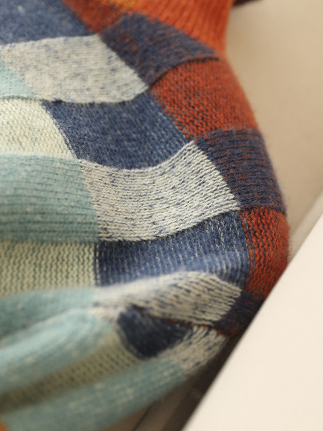Stilla | Løs Skåret Sweater I Ruttet Strik Med Rullekrave