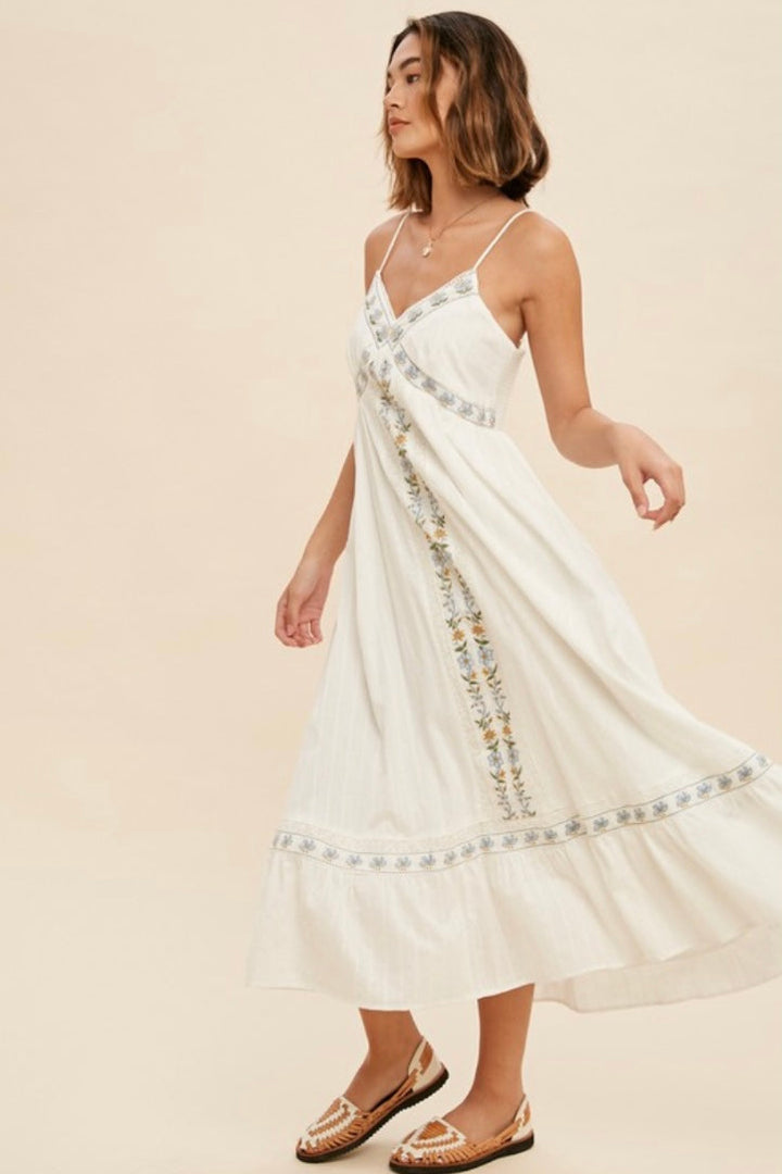 Stilla | Broderet Midi Kjole Sommerbrise