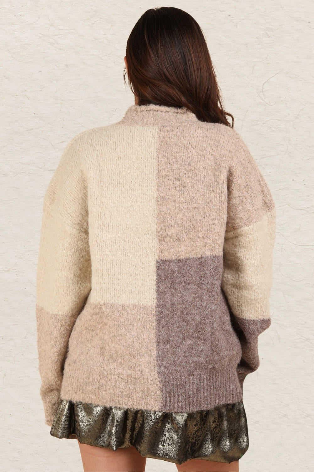 Stilla | Farveblok sweater med mock hals og faldende skuldre