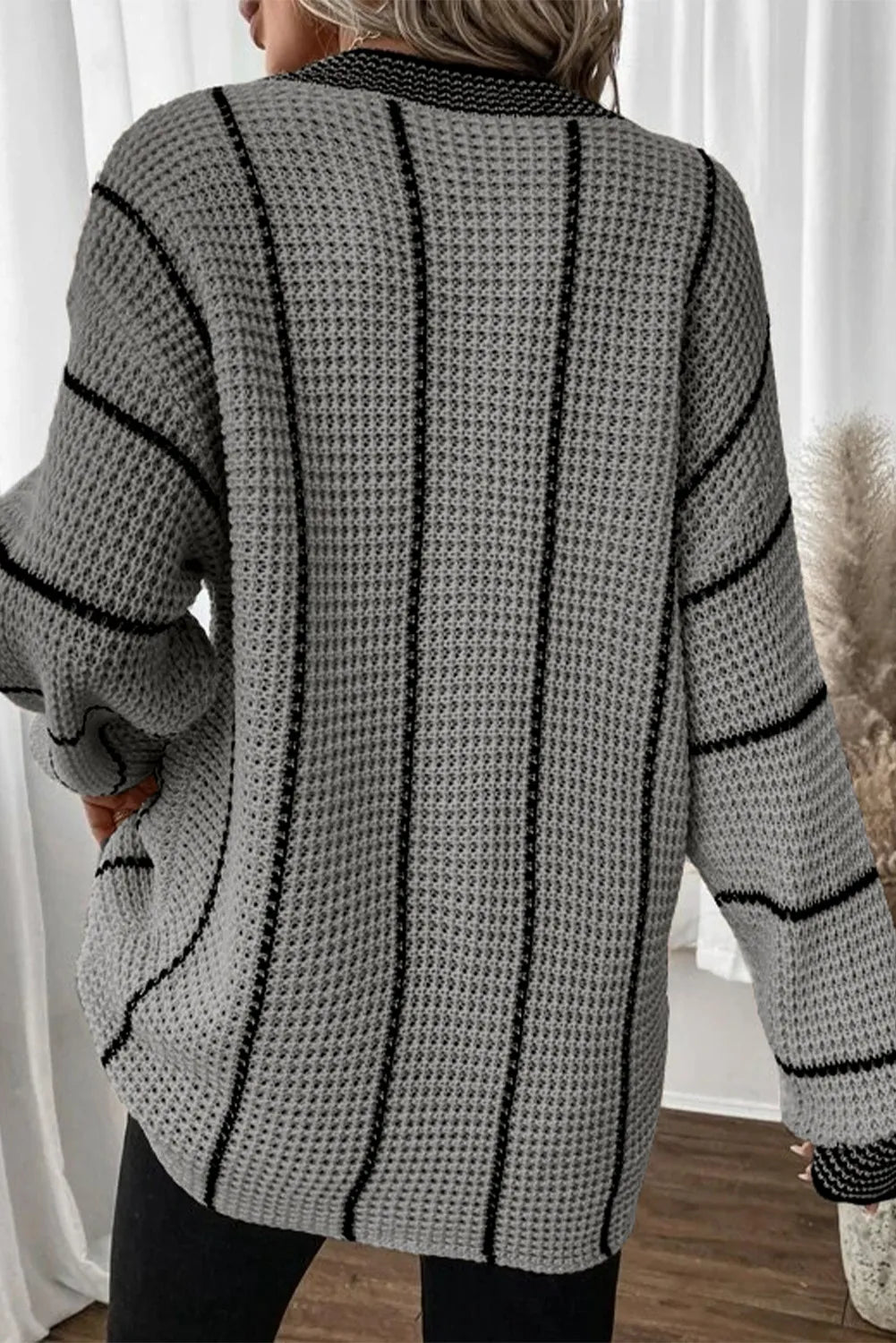 Stilla | Stribet Pullover med V-udskæring og Nedsænkede Skuldre