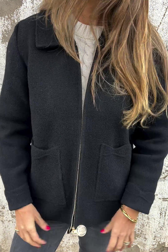 Stilla | Ensfarvet Casual Jakke Med Slå-krave Og Lynlåslomme