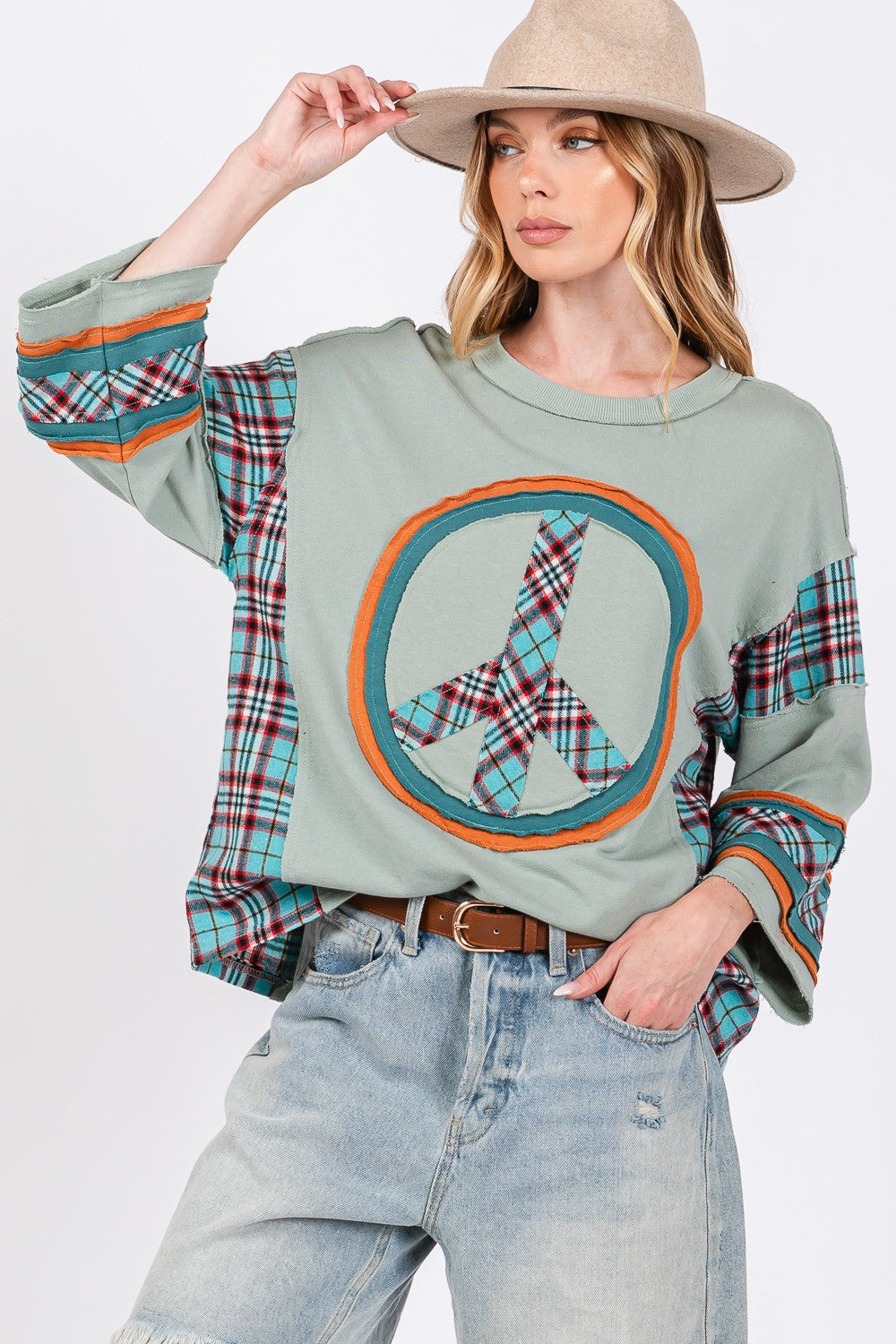 Stilla | Top Sage med syet Peace Patch og kontrasterende tern