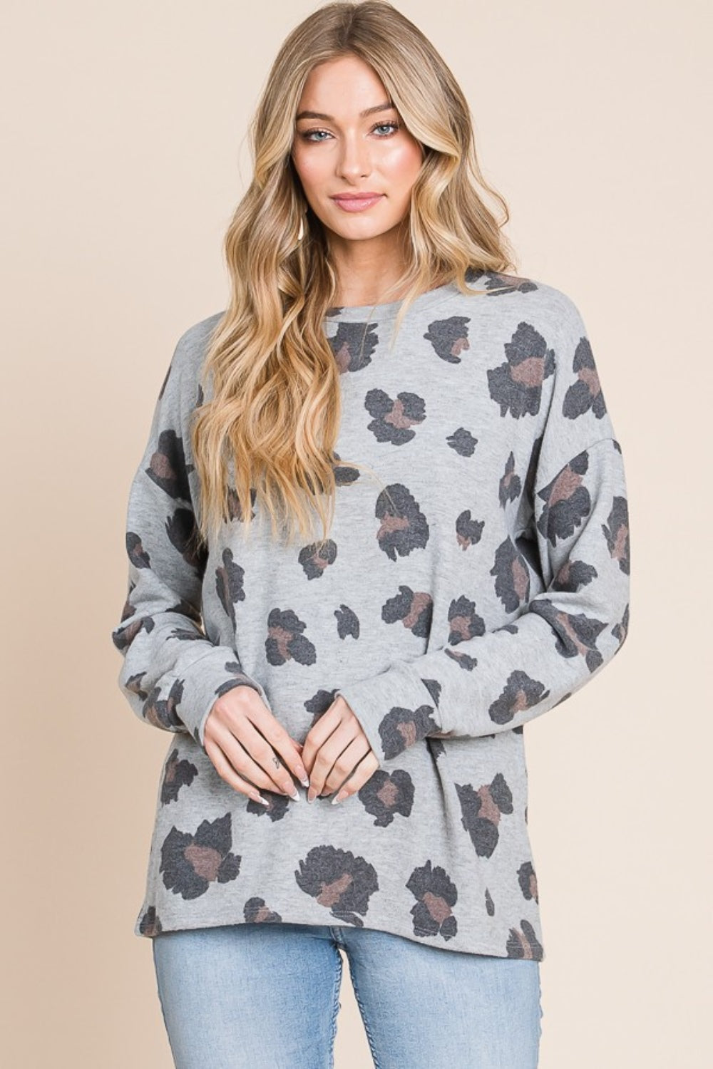 Stilla | T-shirt med leopardmønster og skulderfri ærmer
