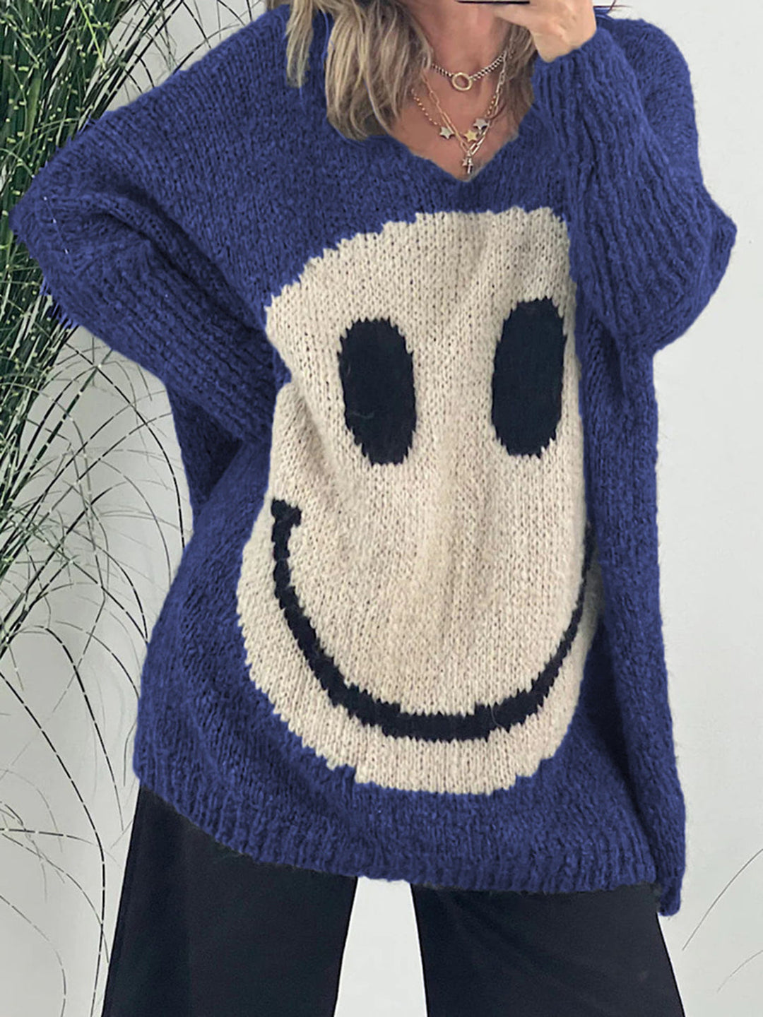 Stilla | Pullover med lange ærmer med et smilende ansigt og V-udskæring