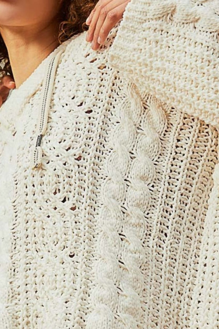 Stilla | Pullover af chenille med snoet strik og hætte