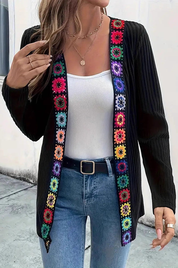 Stilla | Strikcardigan med blomsterkant og lange ærmer