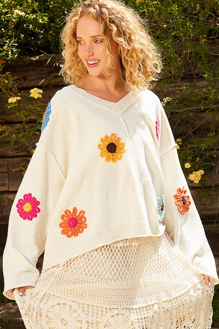 Stilla | Pullover med V-udskæring og lange ærmer med blomsterpatches
