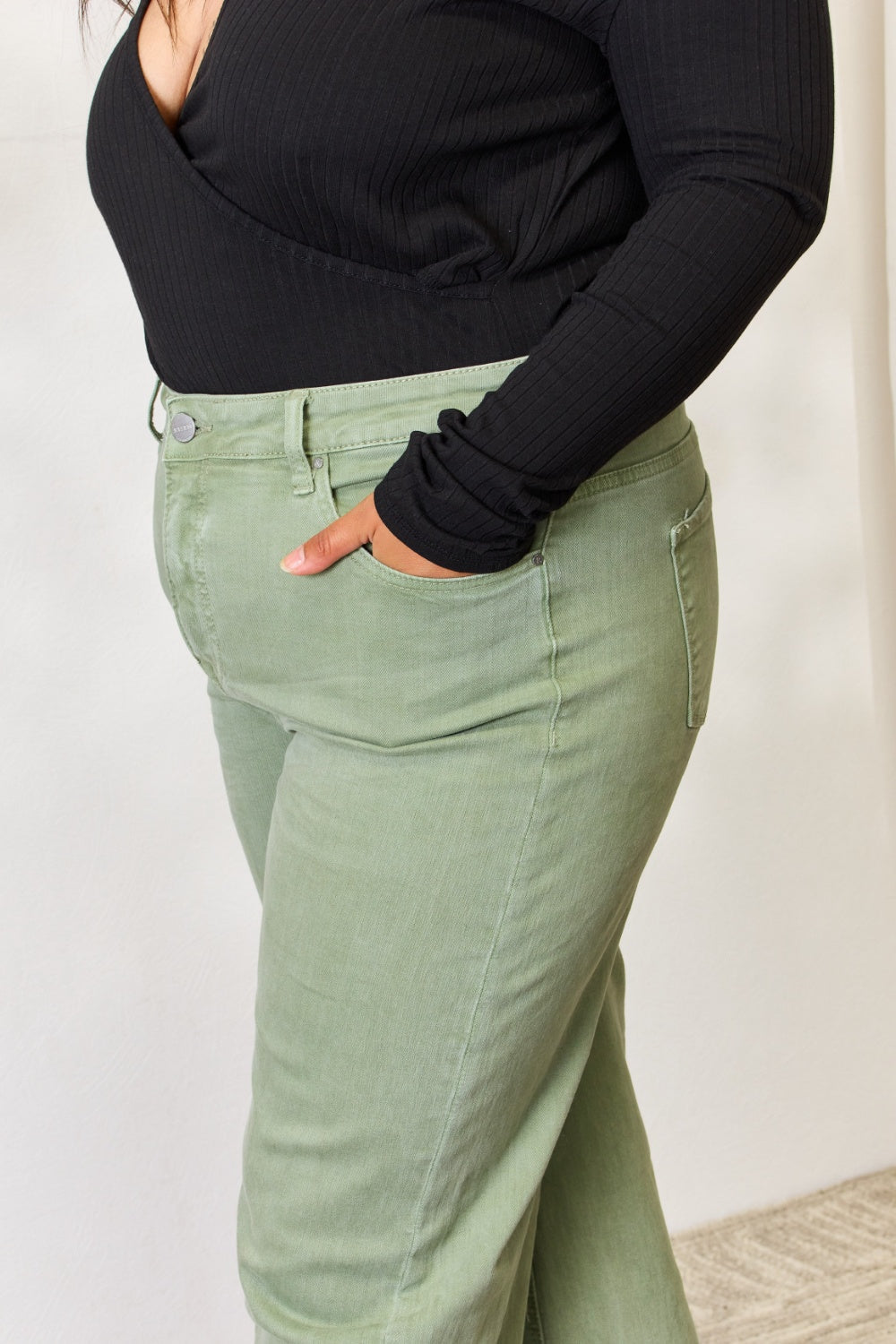 Stilla | Full Size Raw Hem Bredde Ben Jeans