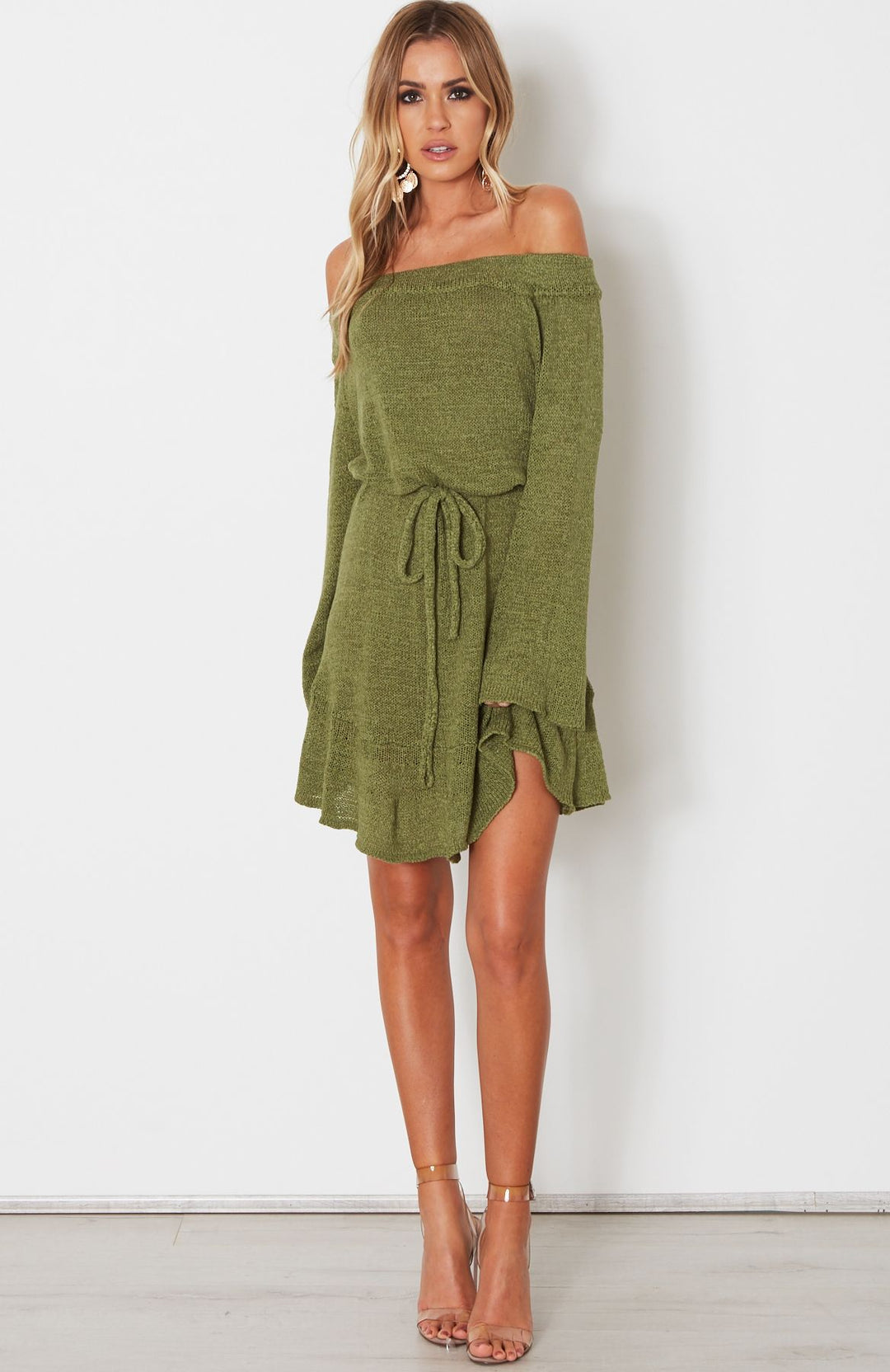 Damerne afslappede kjole med off-the-shoulder design og legende kant
