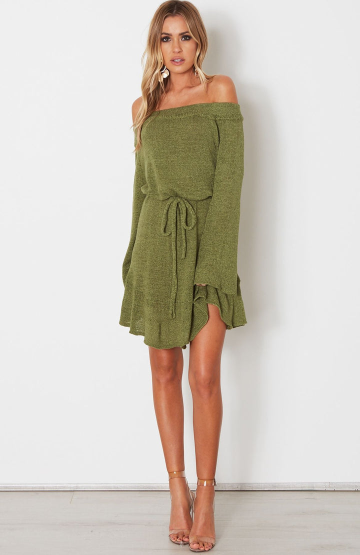 Damerne afslappede kjole med off-the-shoulder design og legende kant