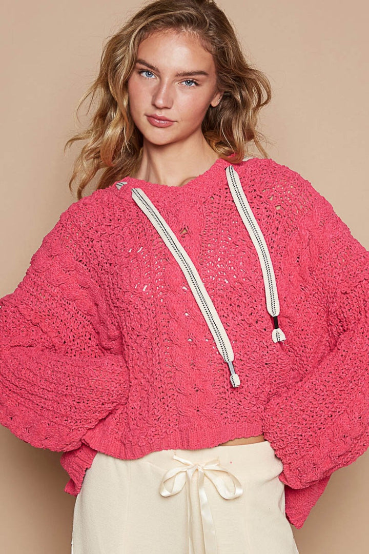 Stilla | Pullover i Chenille med Twisted Strik og Hætte