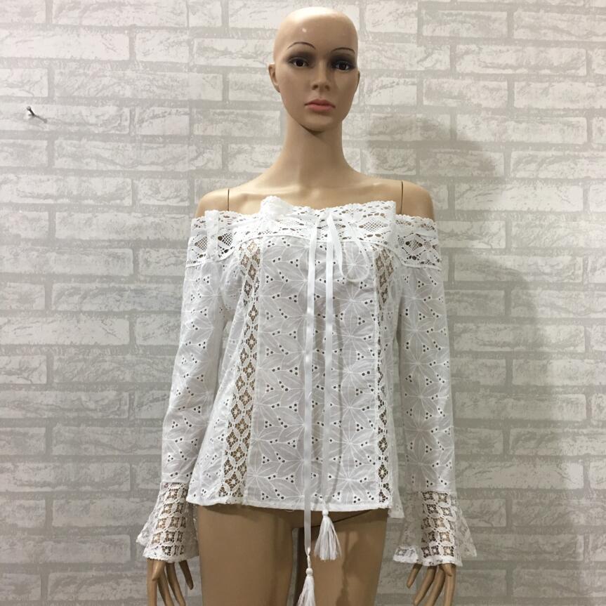 Damebluse med off-shoulder-design og filigran hæklede mønster Stilla